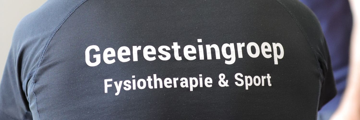 Je ziet de rug van een fysiotherapeut in Amerena. Op zijn rug staat: Geeresteingroep Fysiotherapie en Sport
