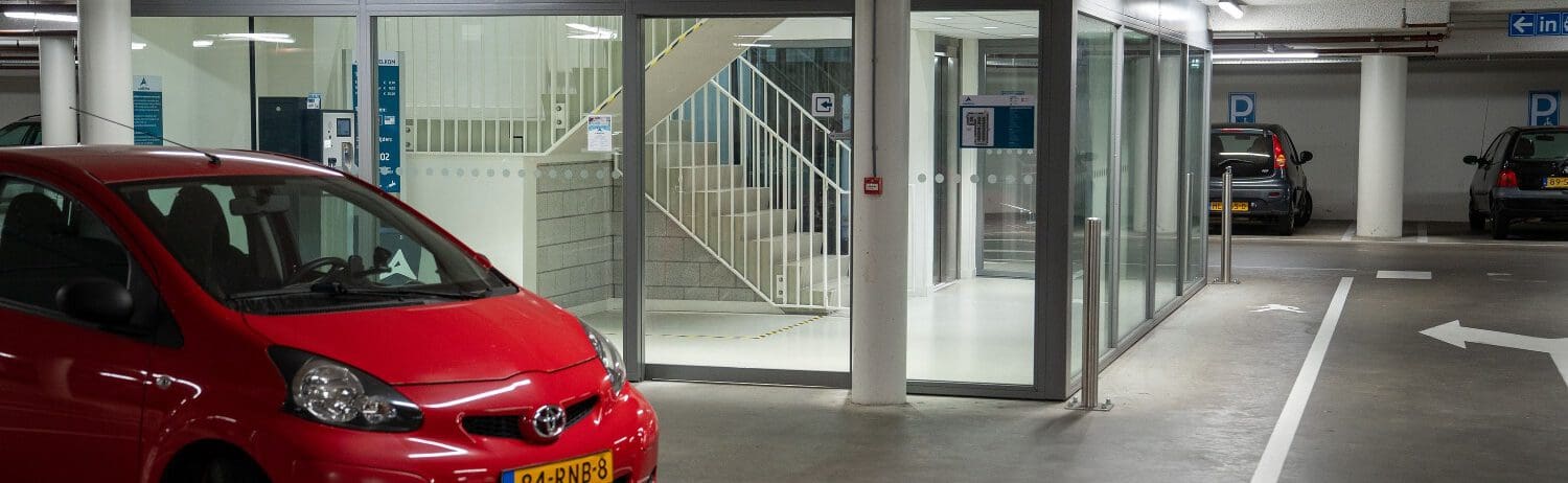 rode auto in de parkeergarage van Amerena