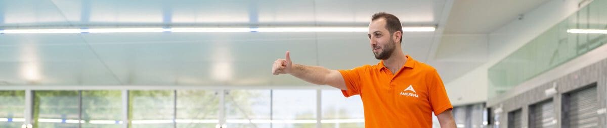 Medewerker van Amerena steekt duim op naar iemand in het zwembad