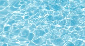 blauw zwembadwater