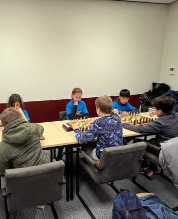Kinderen van Schaakvereniging Hoogland zijn aan het schaken