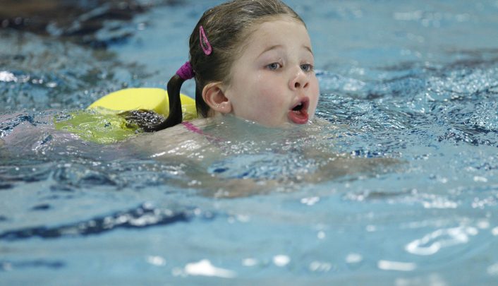 kind in water met kurkjes