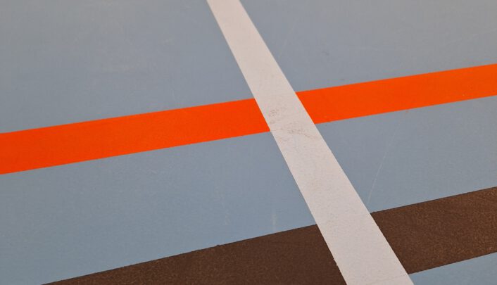 Nieuwe coating op vloer van gymzaal