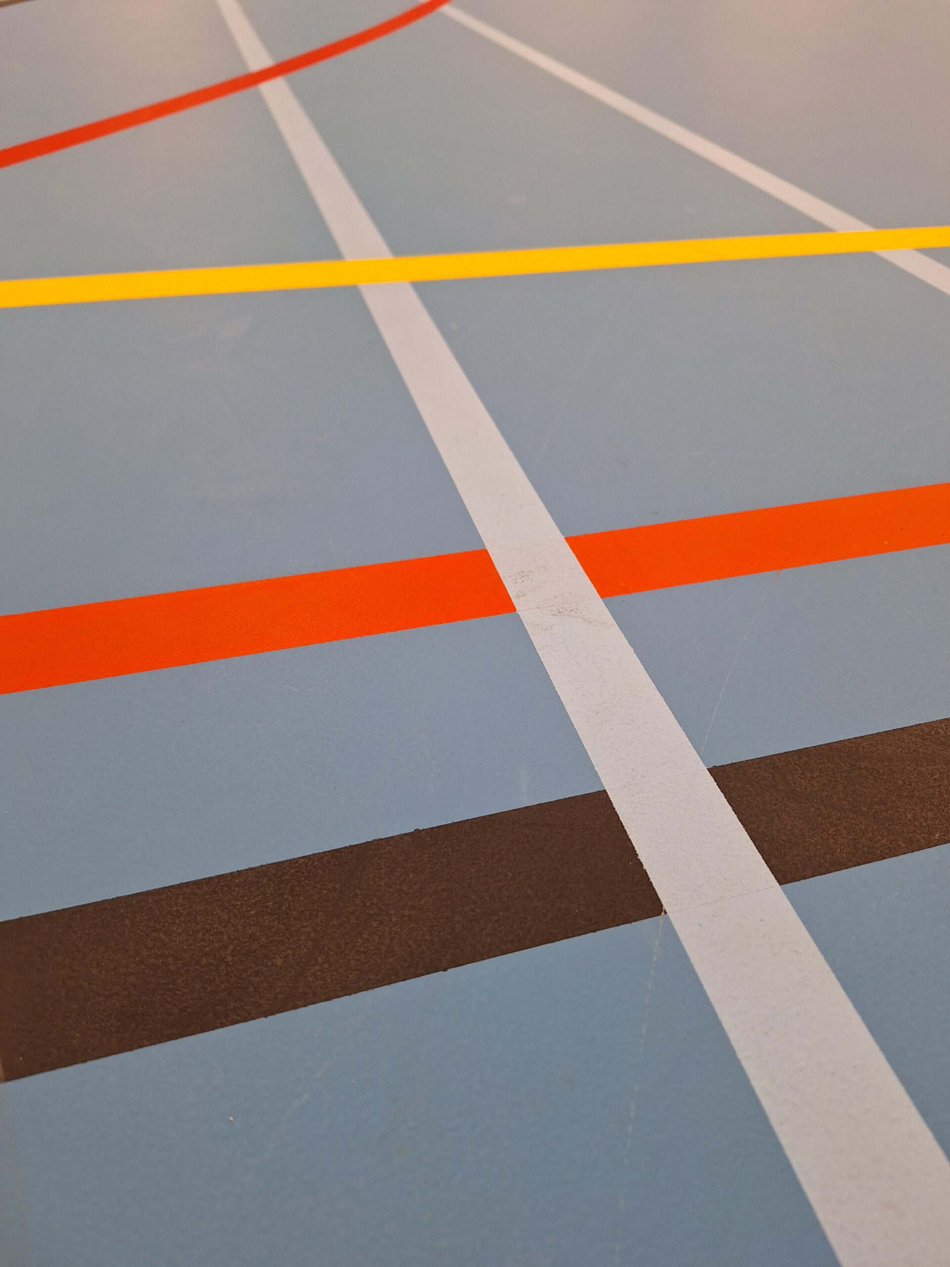 Nieuwe coating op vloer van gymzaal