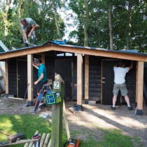 Het nieuwe hok owrdt door vrijwilligers gebouwd Bouw van hokken