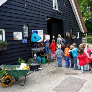 Na het spelen, even handjes wassen Schoolse opvang