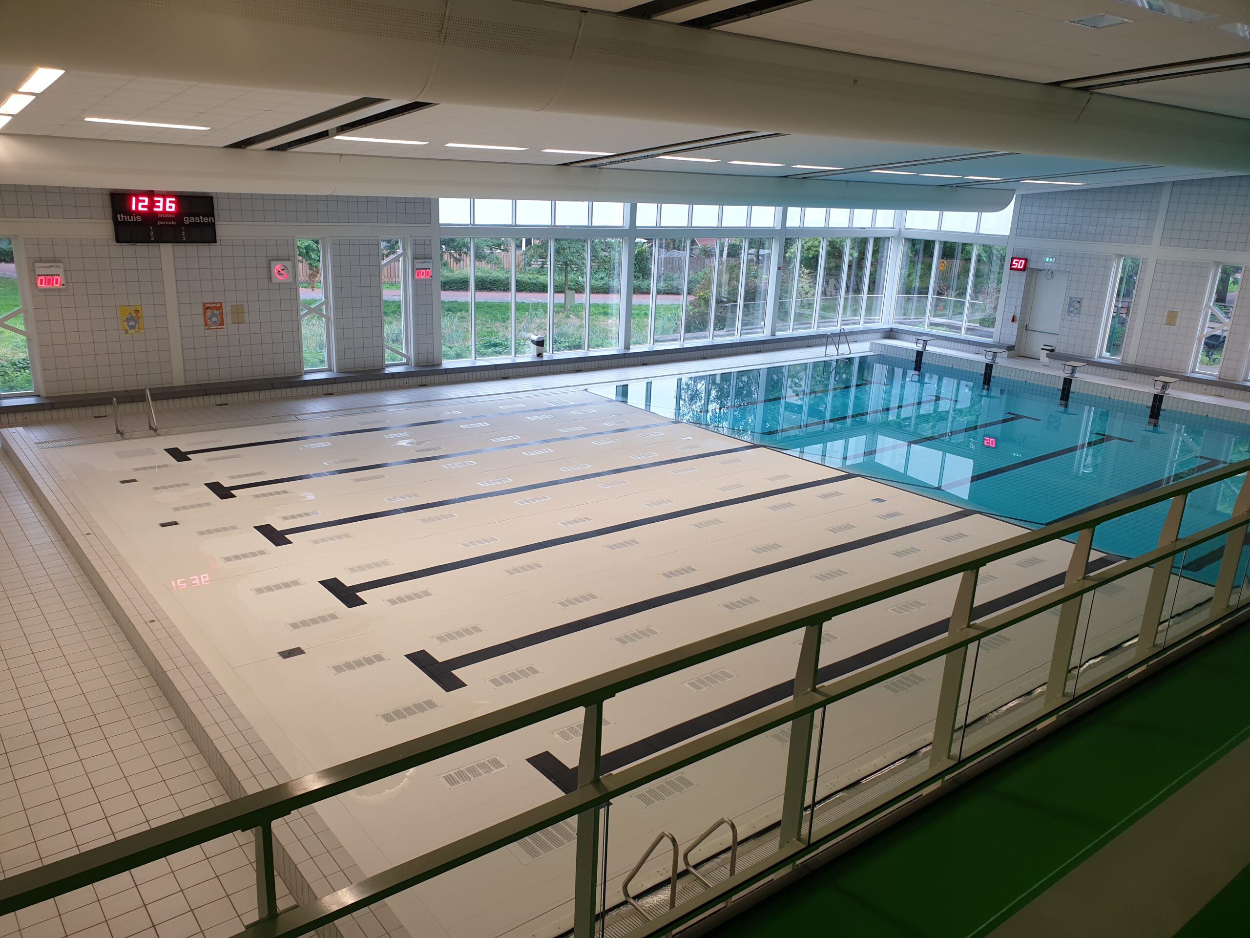 overzichtsfoto van het zwembad