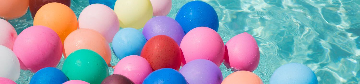 gekleurde ballonnen liggen in zwembadwater