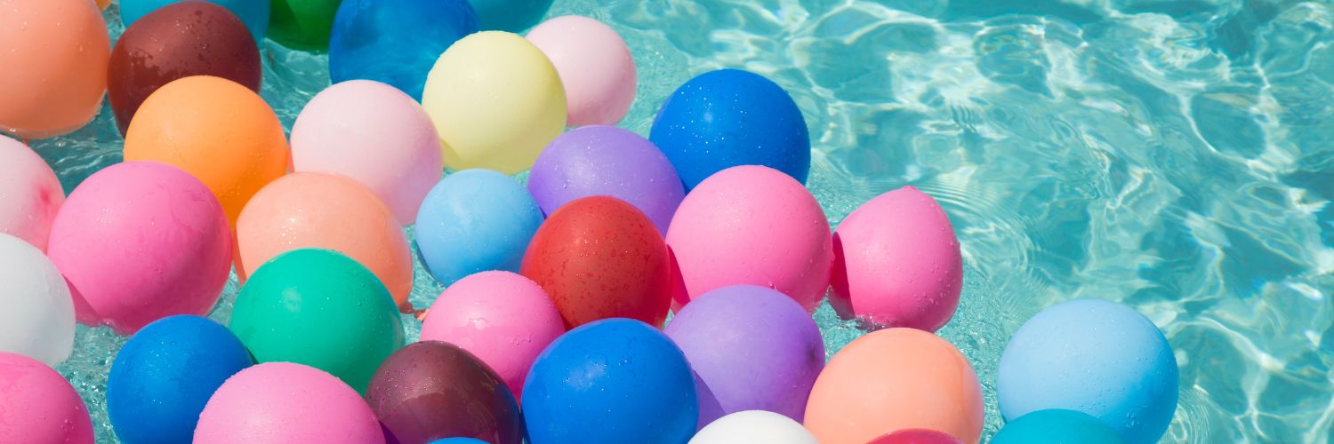 gekleurde ballonnen liggen in zwembadwater
