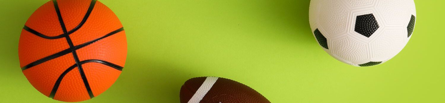 basketbal, rugbybal en voetbal tegen groene achtergrond