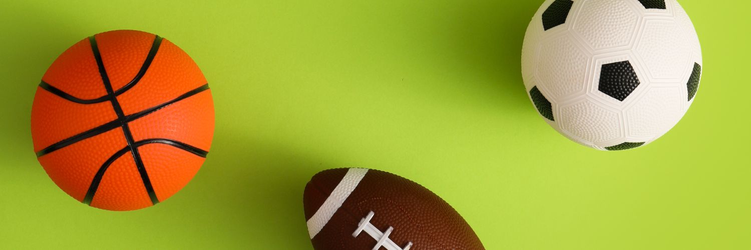 basketbal, rugbybal en voetbal tegen groene achtergrond