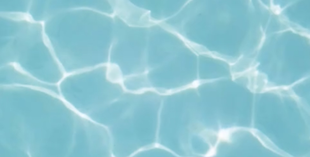 water waar zonlicht in weerkaatst