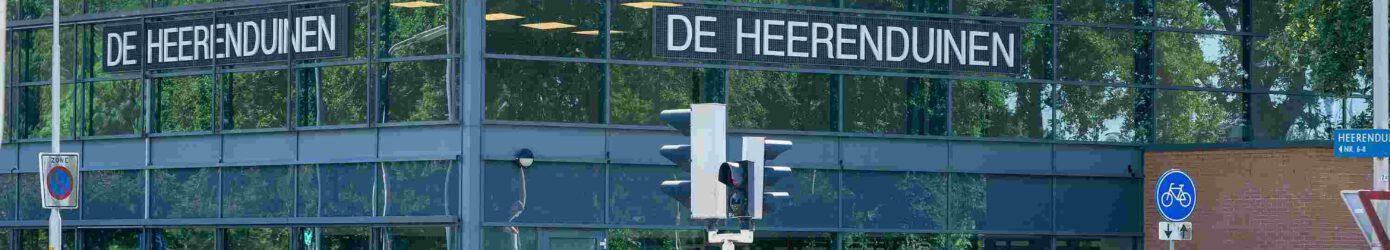 De Heerenduinen vanaf de openbare weg gezien. De gevel met groot de naam erop