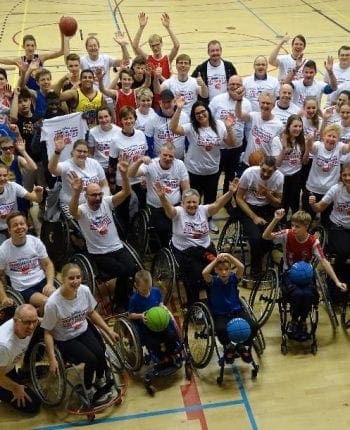 leden crackerjacks sportvereniging van het jaar 2018 met hun speciale shirt
