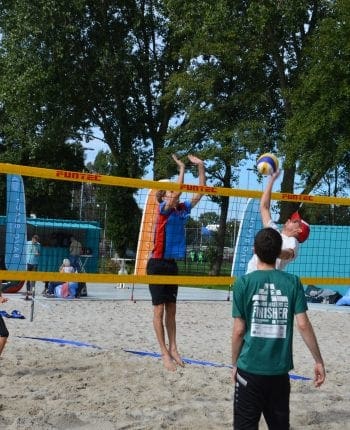 Beachvolleyballen aan het Spaarne in Haarlem
