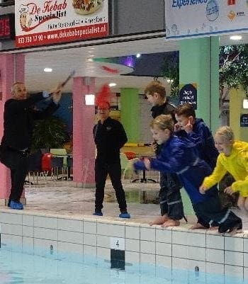 Wethouder Wim Vos opent derde seizoen swimexerperience in Octopus Leusden
