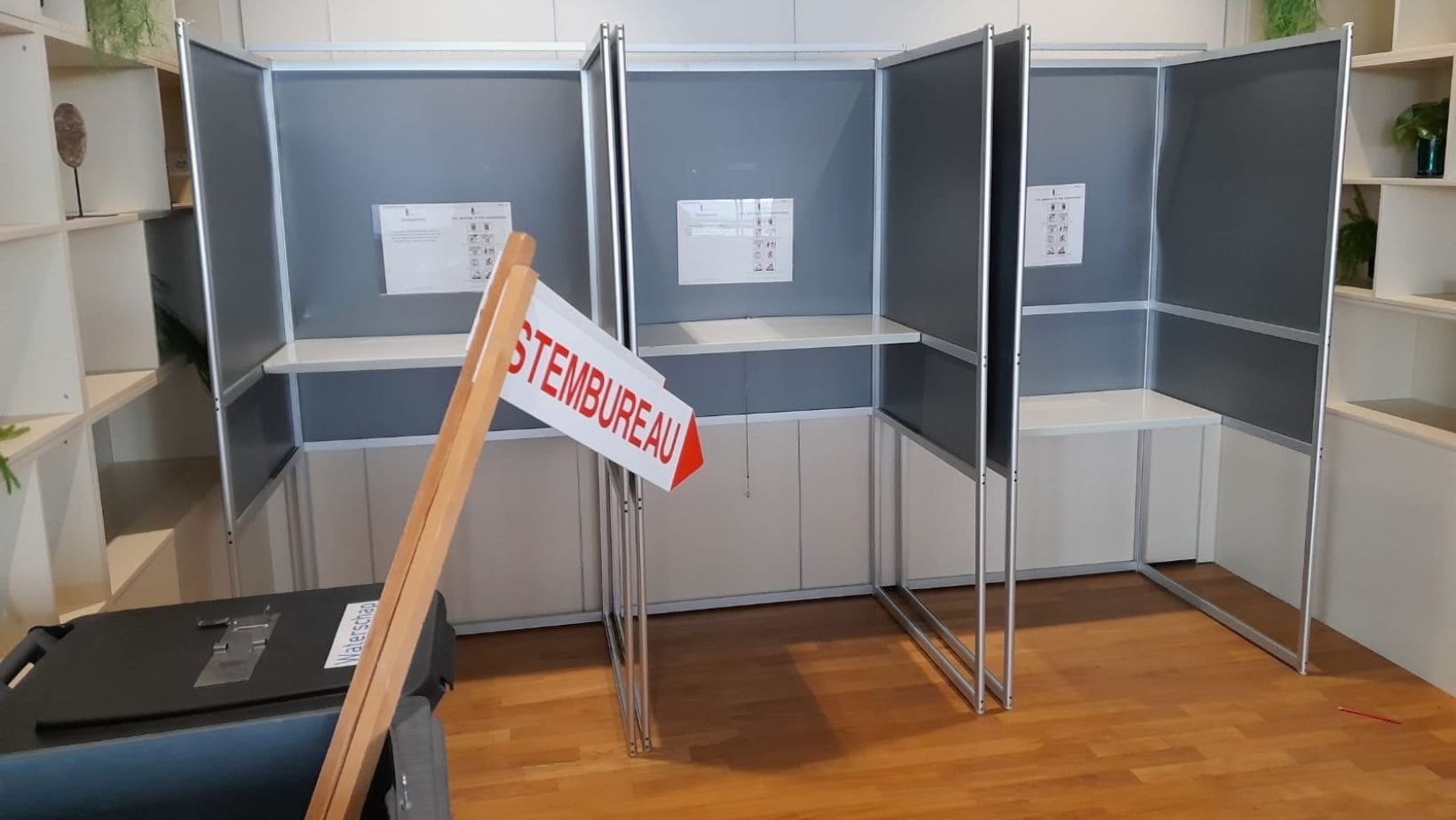 Opgebouwde stemhokjes verkiezingen 2023