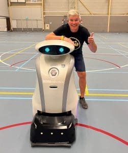 schoonmaakrobot met bedrijfsleider Deborah