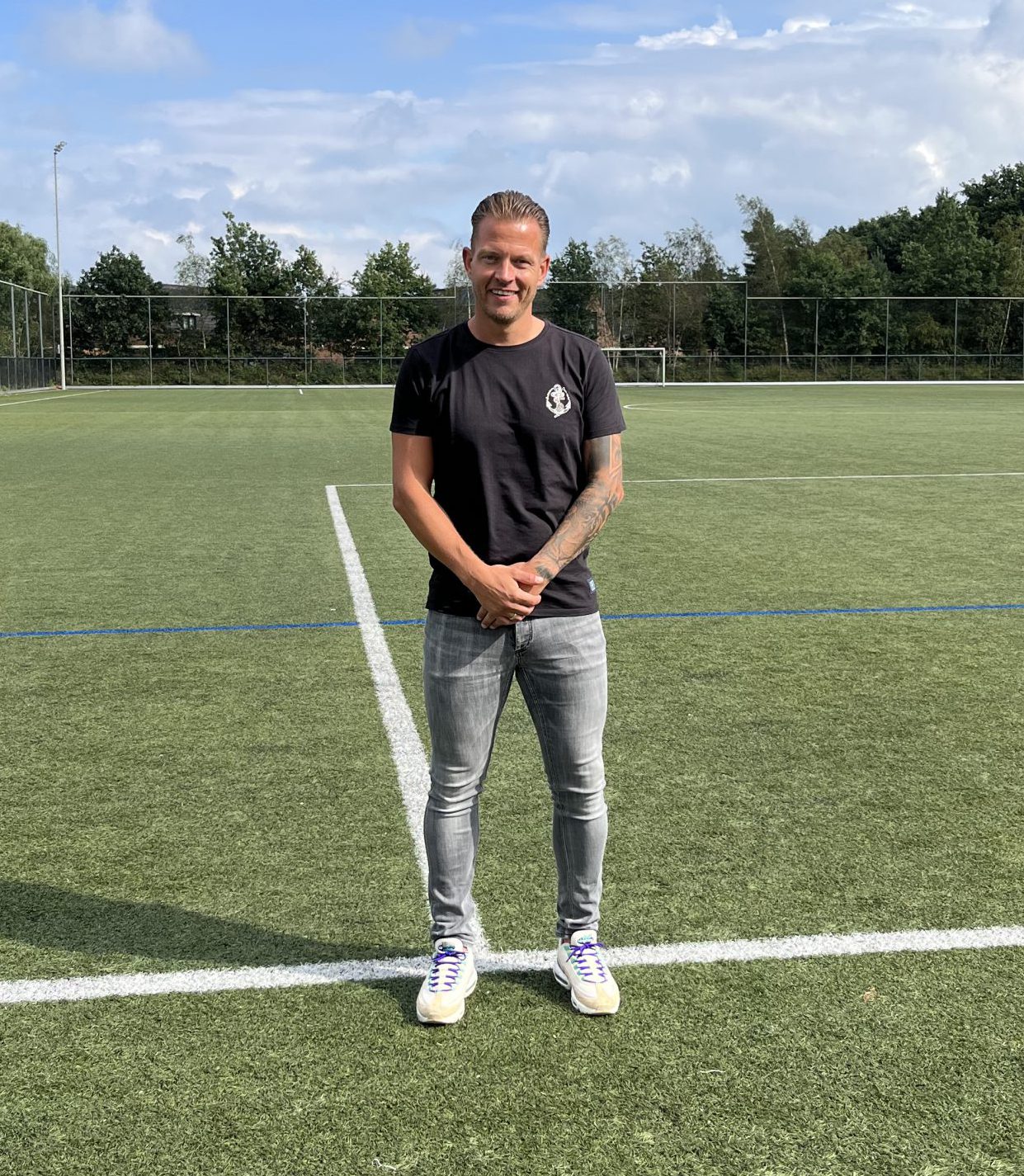 voorzitter VV Amsvorde Danny op het kunstgrasveld