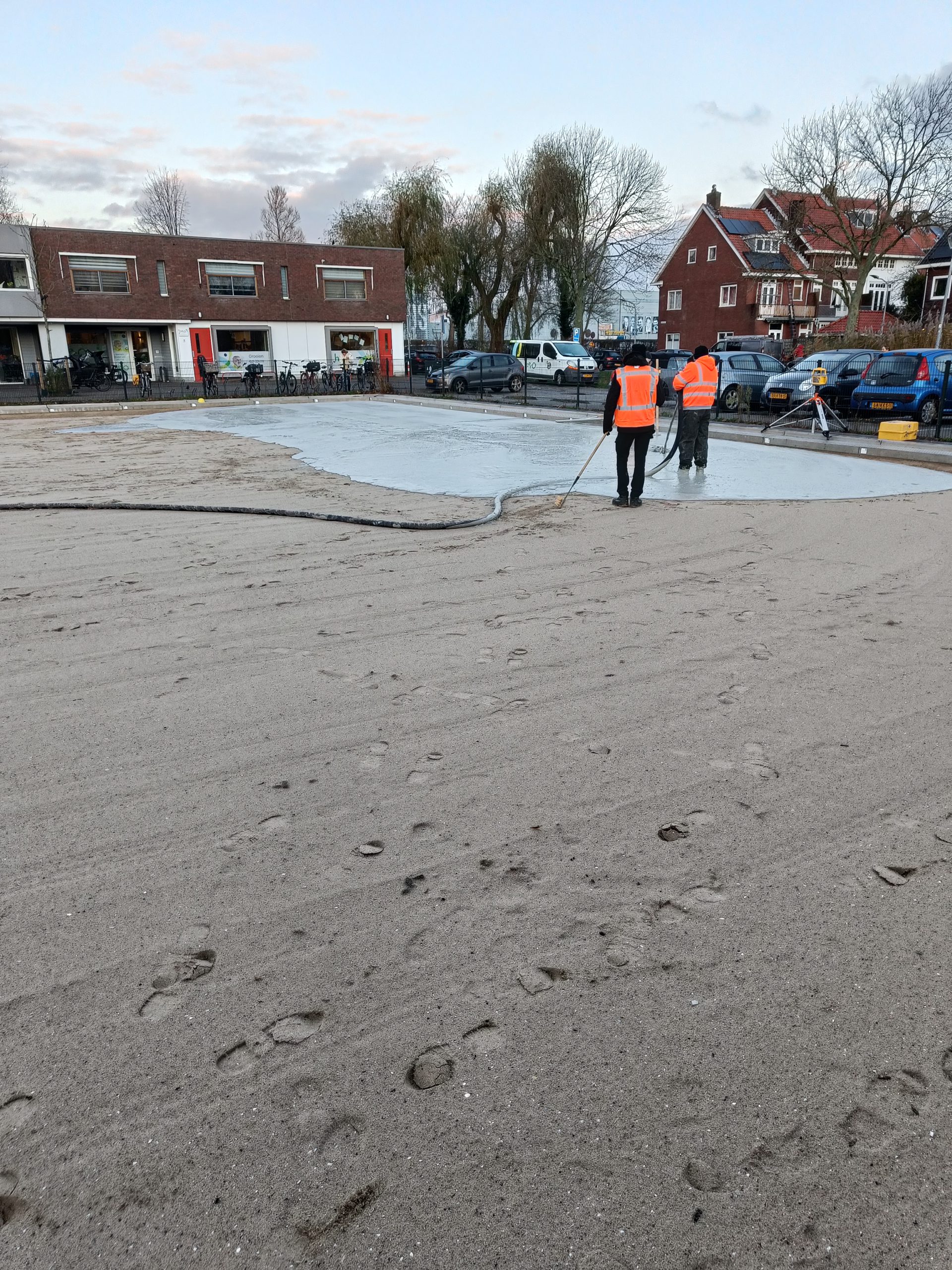 Schuimbeton wordt aangebracht