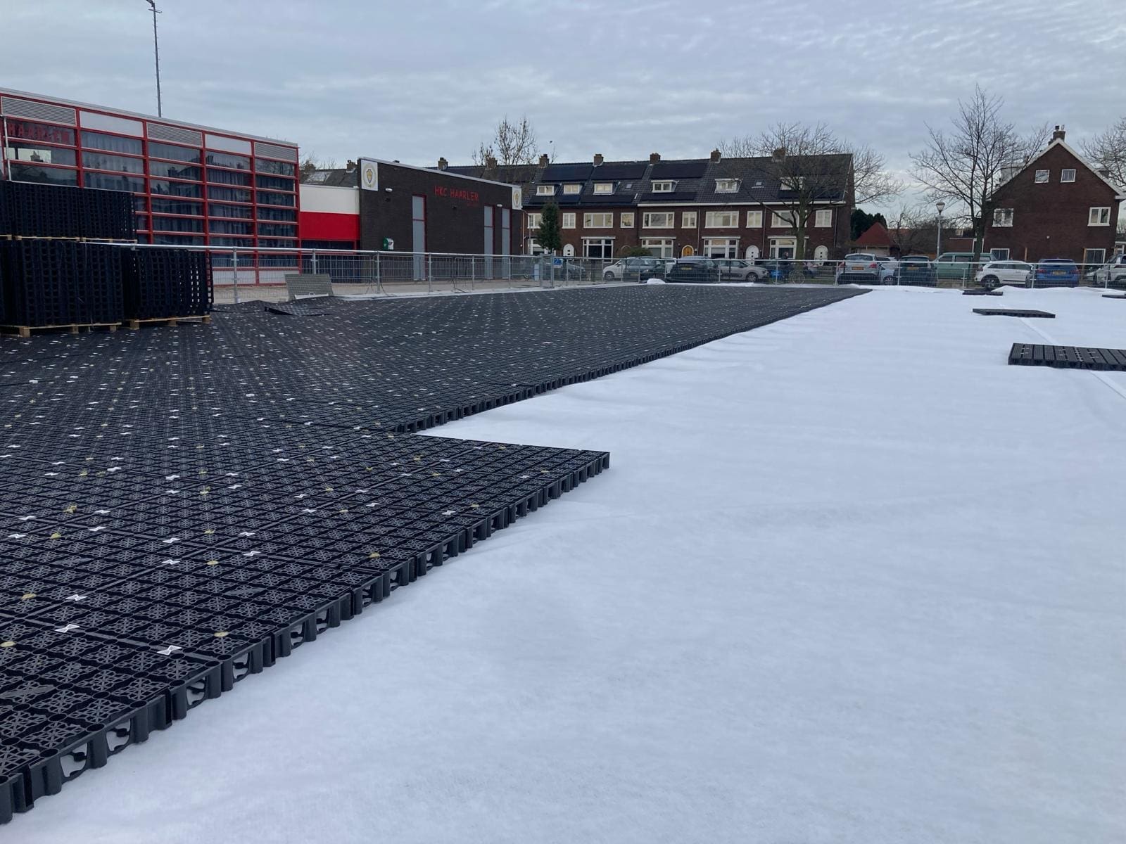 Folie en kratten zijn aangebracht op korfbalveld