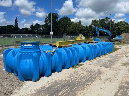 de 20m3 grijswatertank te gebruiken voor toiletspoelingen