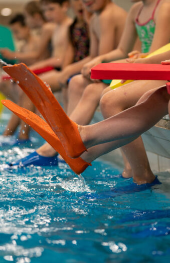 Kinderen met zwemvliezen aan op een rijtje